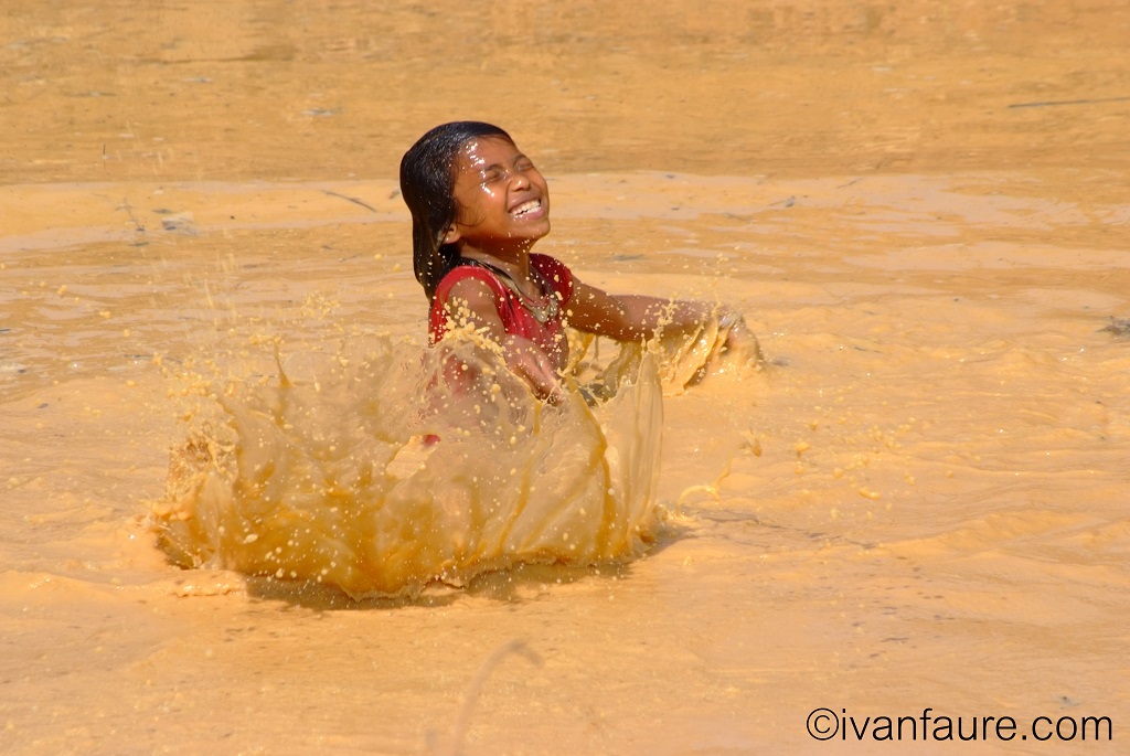 niña camboya en agua