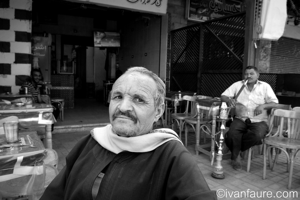 fumando shisha en egipto