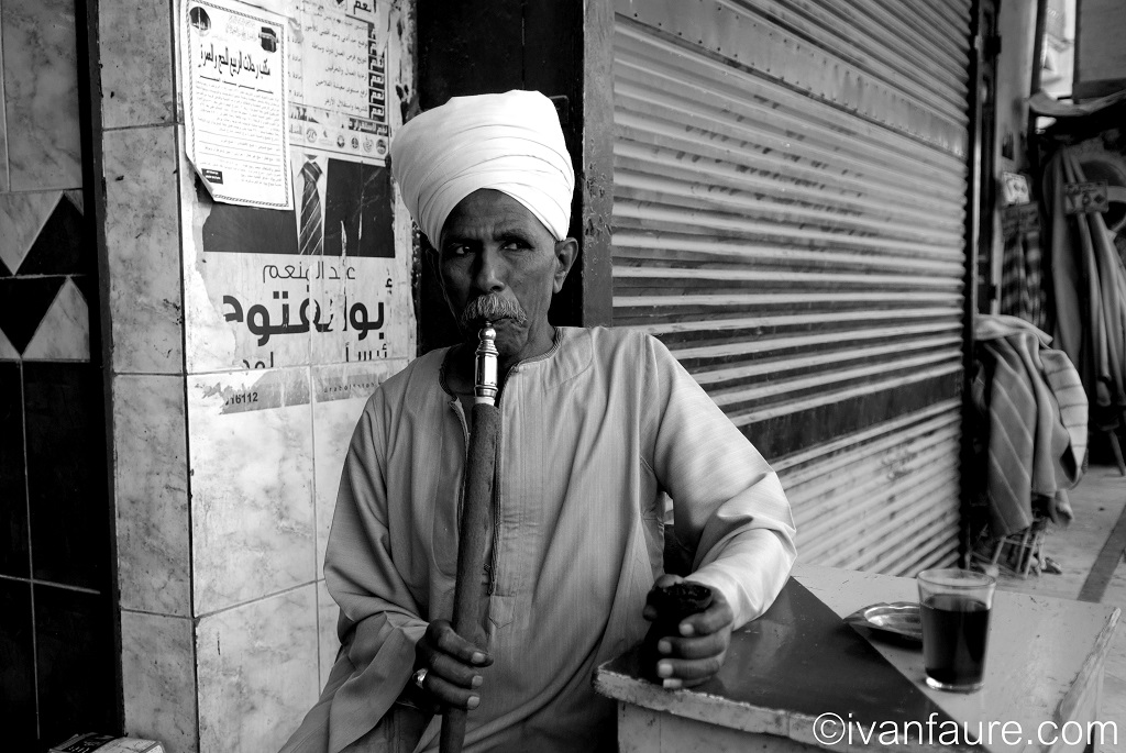 retrato hombre fumando egipto