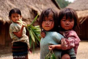 niños aldea en laos