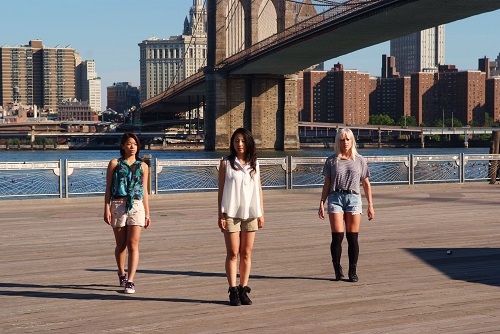 chicas bailando en el brooklyn bridge