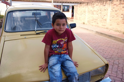 Niño en el coche en VIlla de Leyva