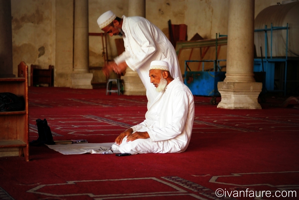 rezando en mezquita egipto