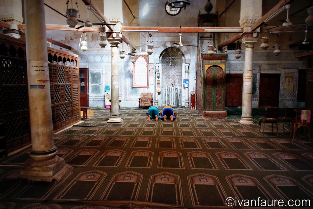 rezando en mezquita egipto