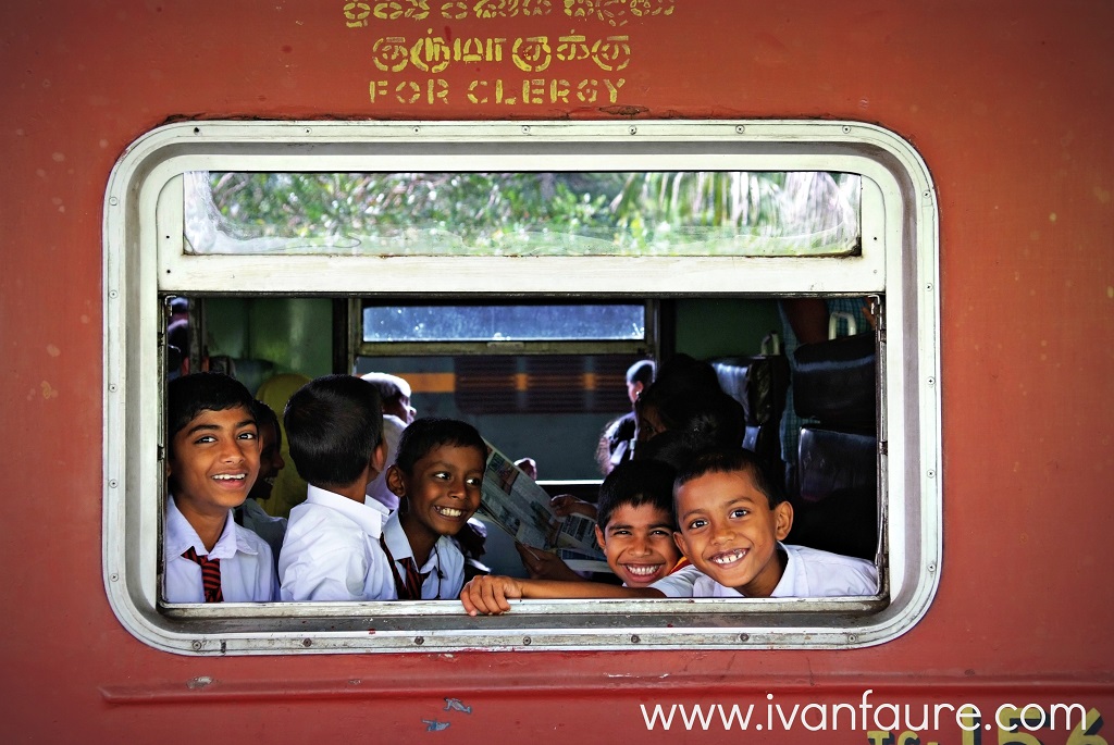 chicos dentro tren kandy nuwara eliya