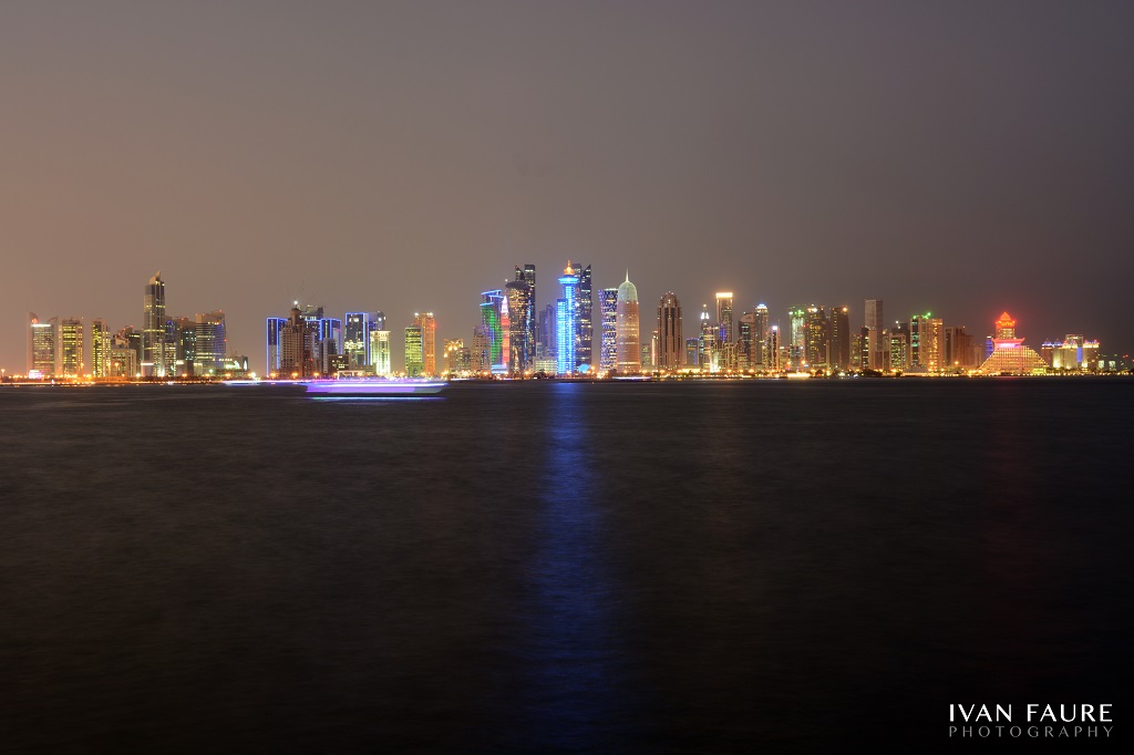 Vista del skyline de Doha de noche desde el Corniche